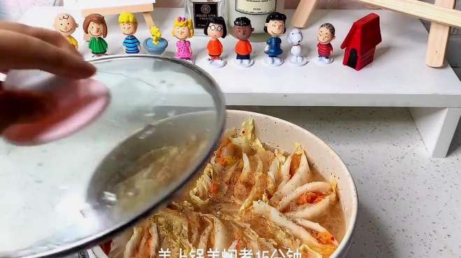 [图]在家就能做的美食，辣白菜鸡肉千层锅，这样吃饭才过瘾！