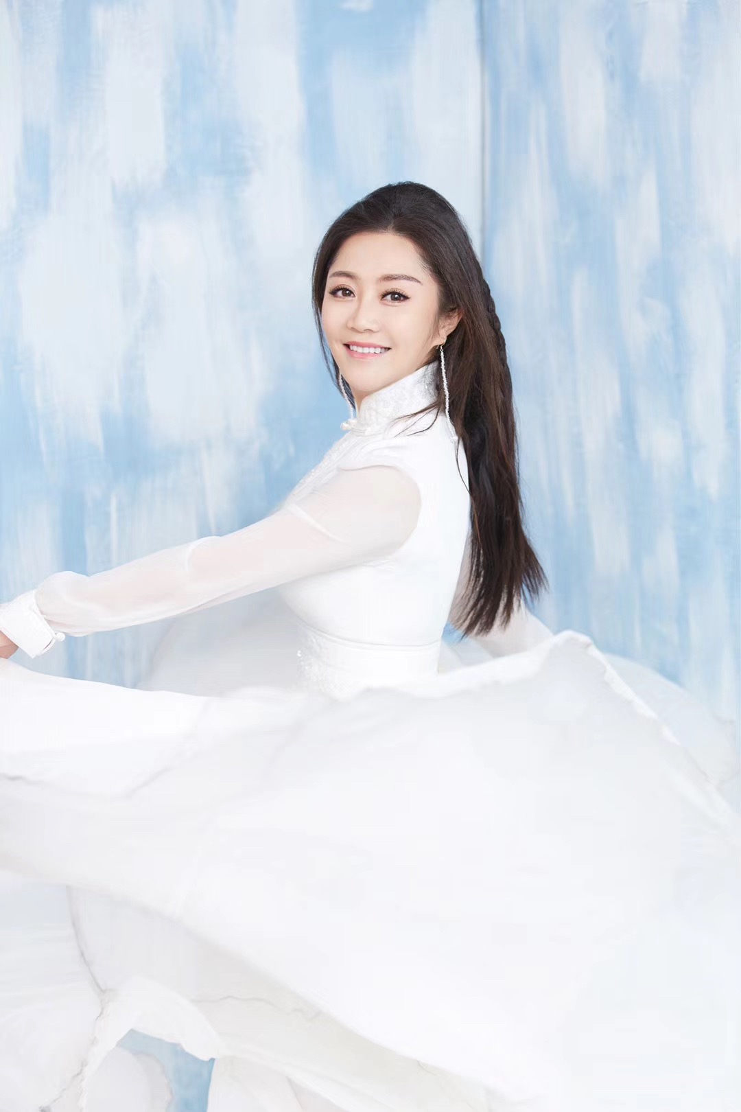 乌兰娜全新单曲《梦飞翔》震撼首发 放飞梦想争做新时代好青年