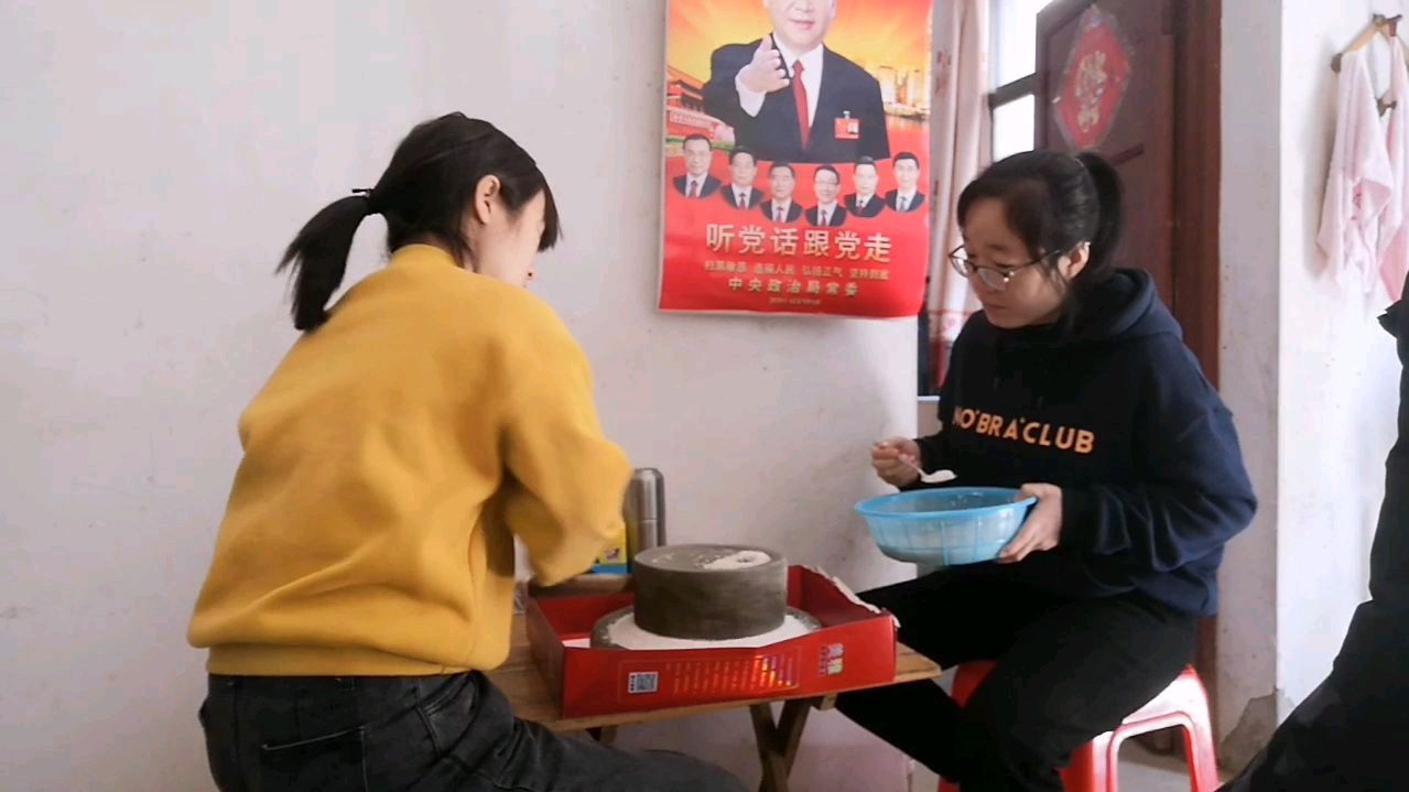 在家闲太久,阿一家银今天用纯手工石磨磨米粉,做了好多芥菜粑粑