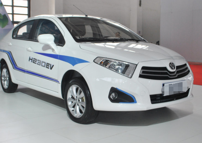 中华h230 ev内饰方面,多功能方向盘,倒车影像,手自一体挂档杆更加增添