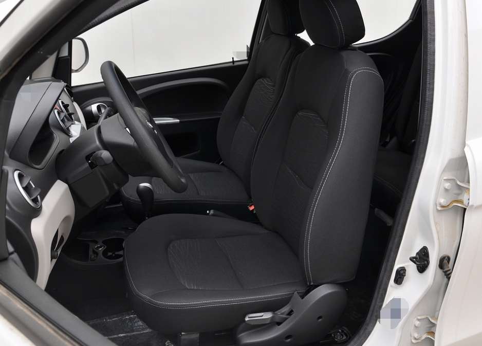 奔奔mini空间真的很大,乾坤袋一样,有什么东西尽管装就是了.