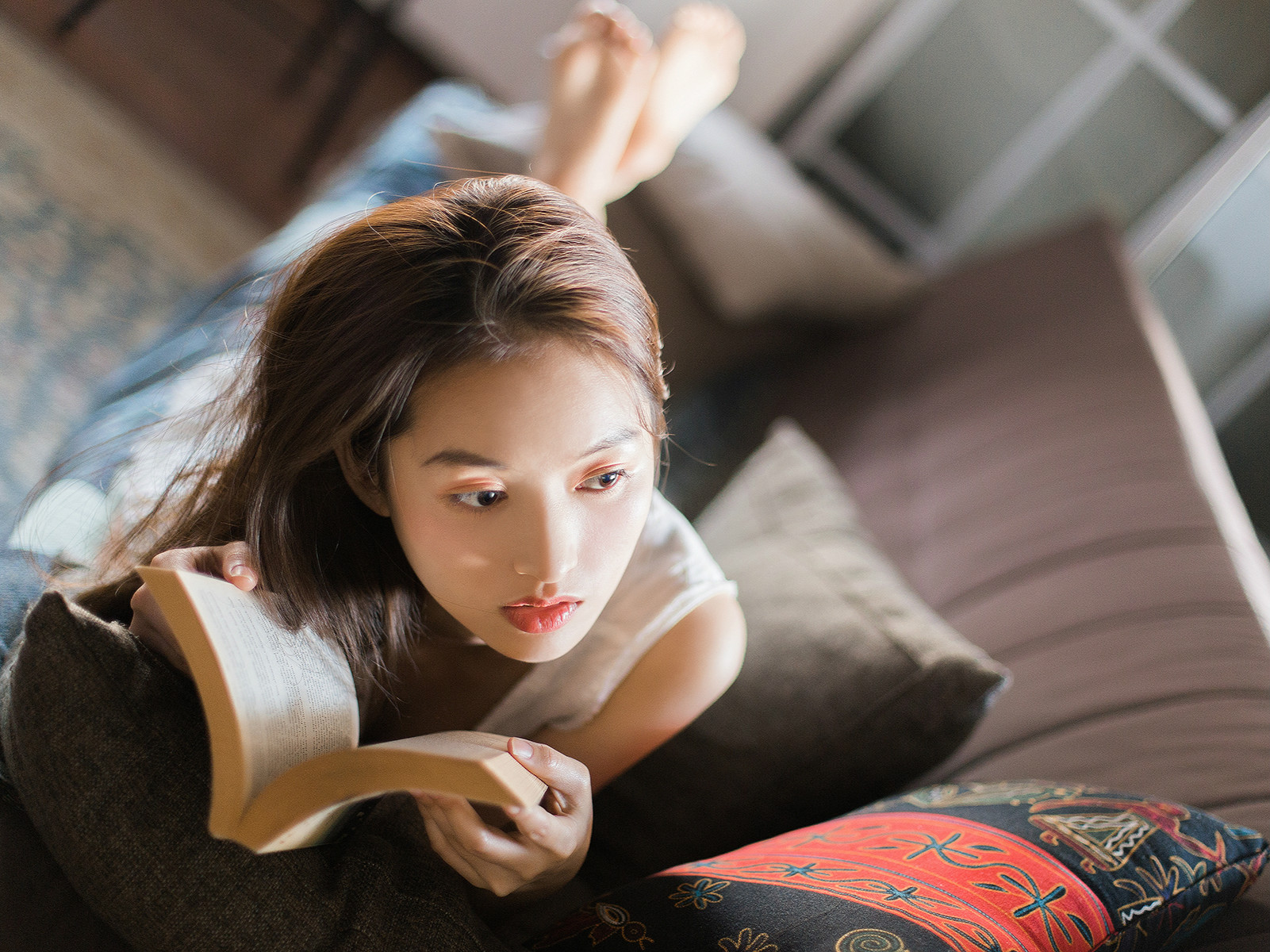 美图摄影:阳光下的午后 慵懒的白净的俏皮女孩!