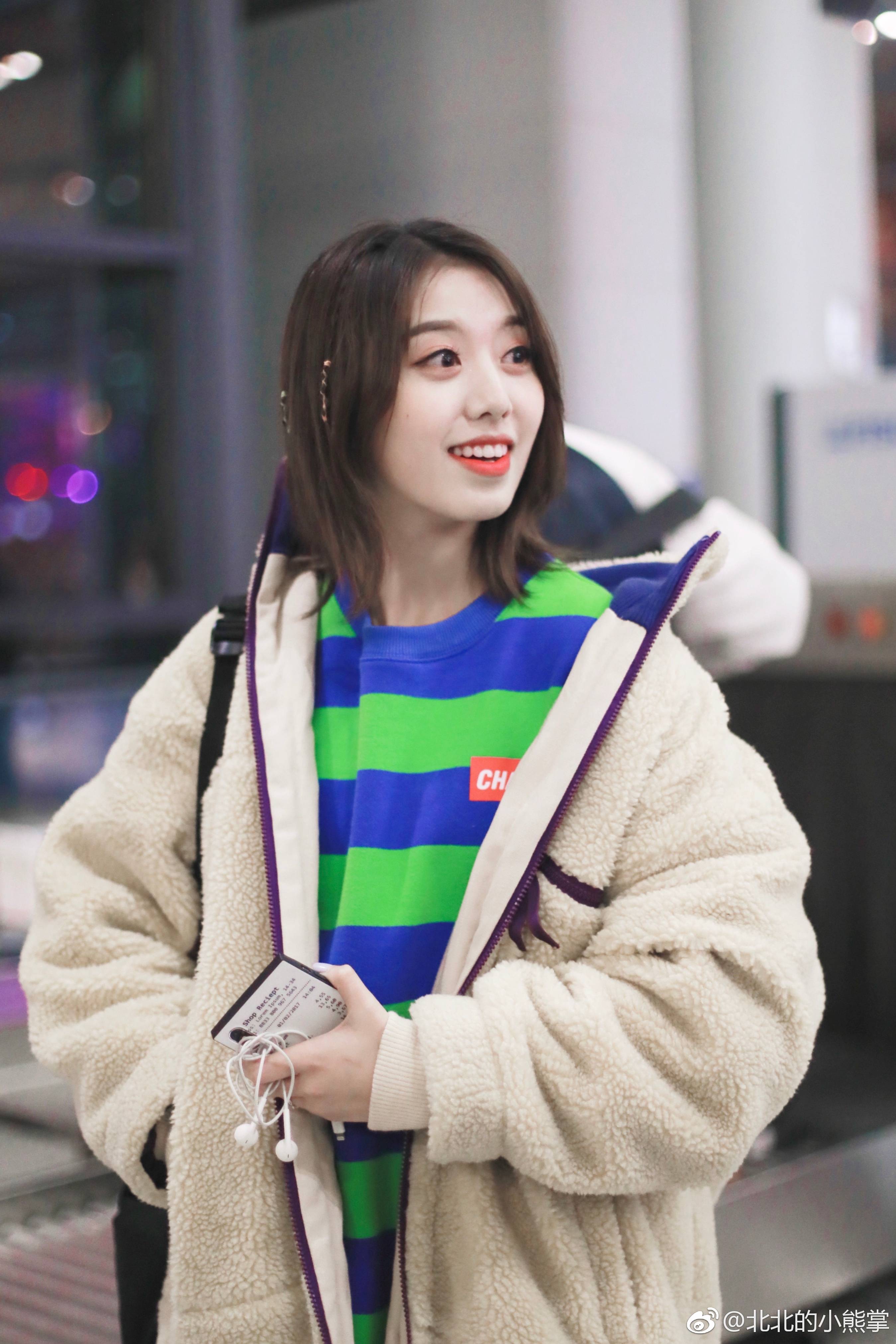 刘人语穿毛绒大衣内搭蓝绿条纹卫衣现身机场,皮肤白皙笑容灿烂