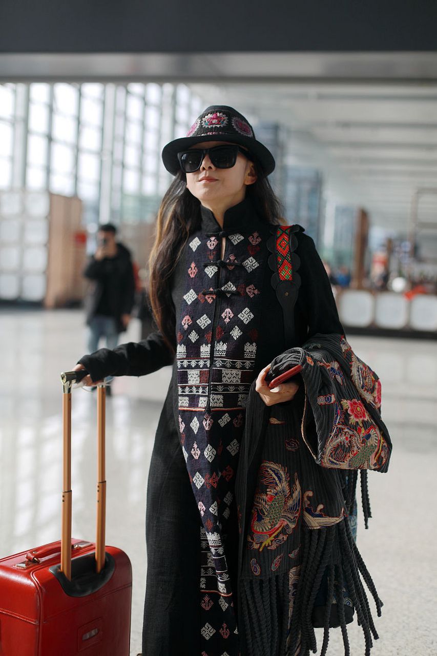 杨幂她身着粉色新中式棉服现身厦门,引来无数粉丝和网友的热议.