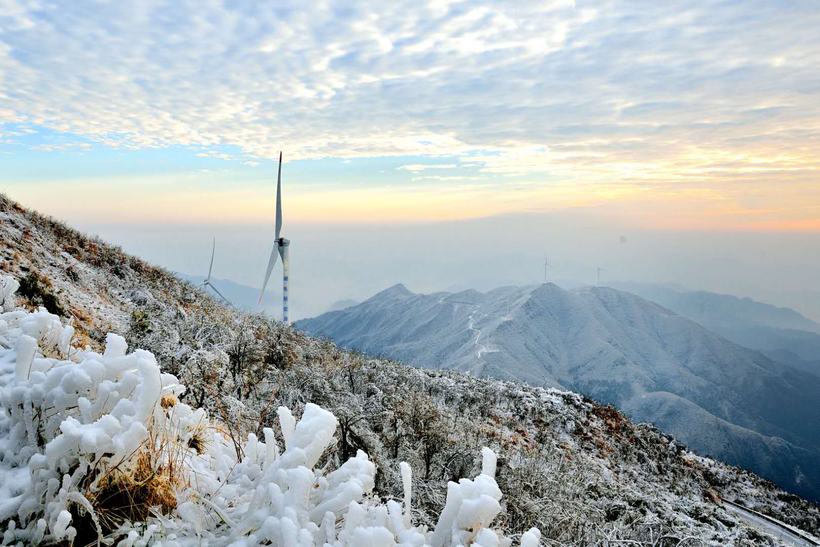 新化县大熊山建了不少风力发电设置,也成为一种新的景观