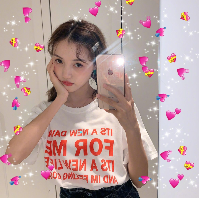 今日,网红林小宅晒出自己的卖萌六连拍,扎着双马尾的她清纯可爱少女感