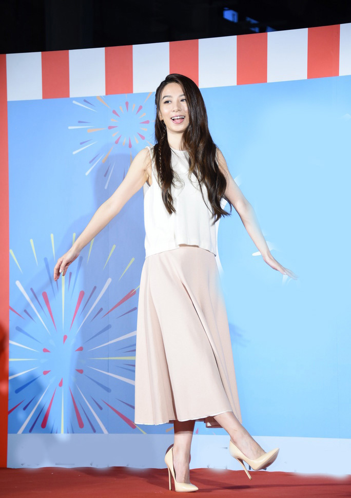 田馥甄出席活动照,美如仙女,素色上衣和半身裙穿出了初恋的感觉