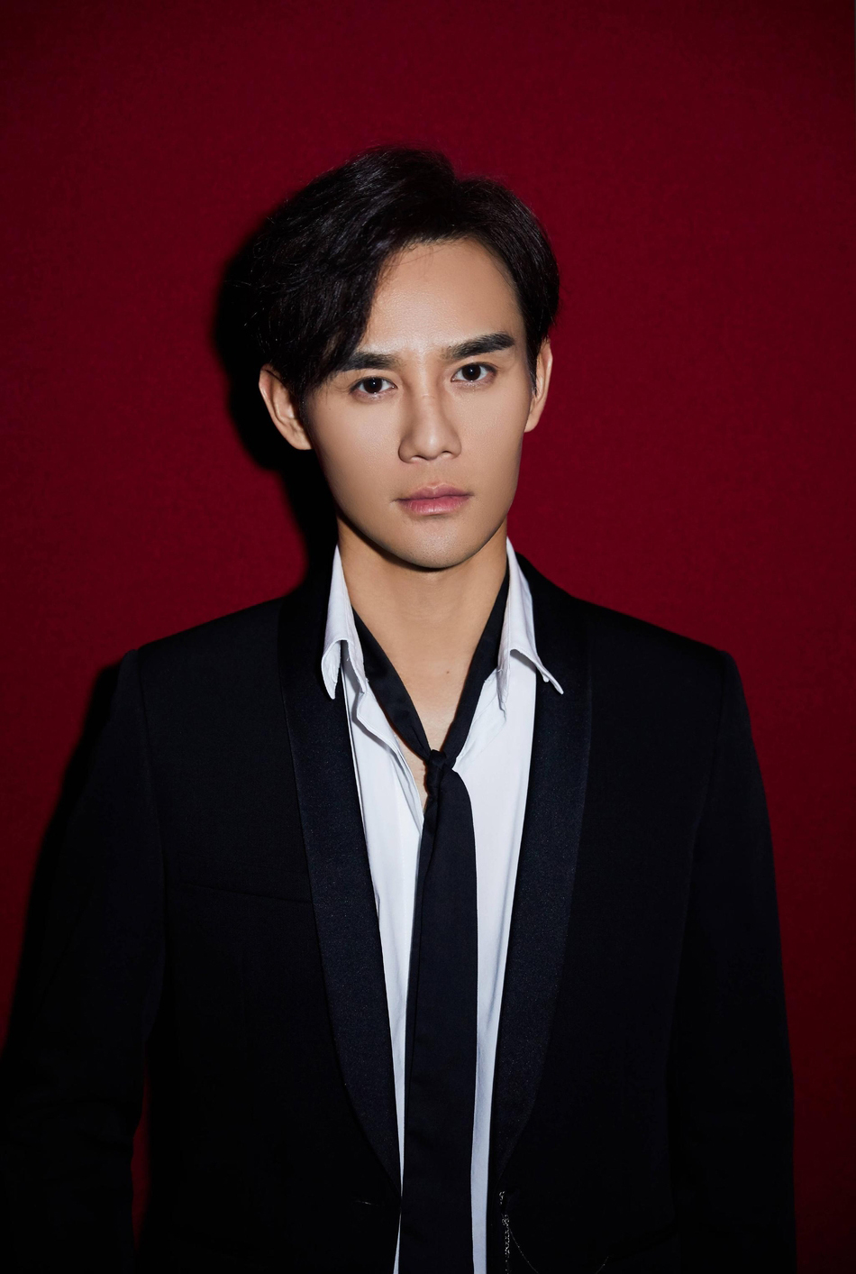 王凯机车皮衣帅气十足,男友力爆棚