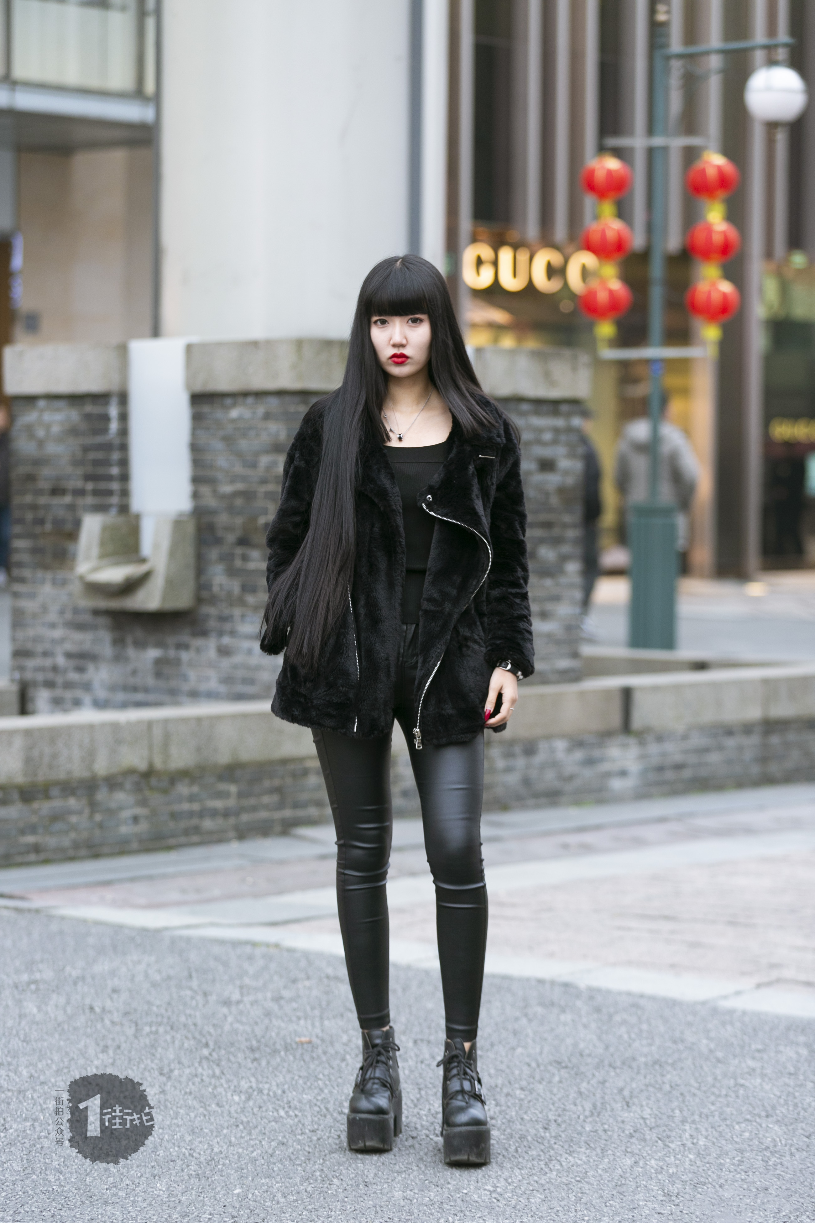 性感帅气的皮裤,让美女更圆润,夺路人的眼球!