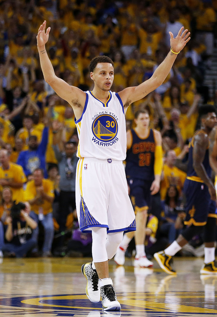史蒂夫·库里是nba金州勇士队的超级巨星,也是现代篮球历史上最伟大的