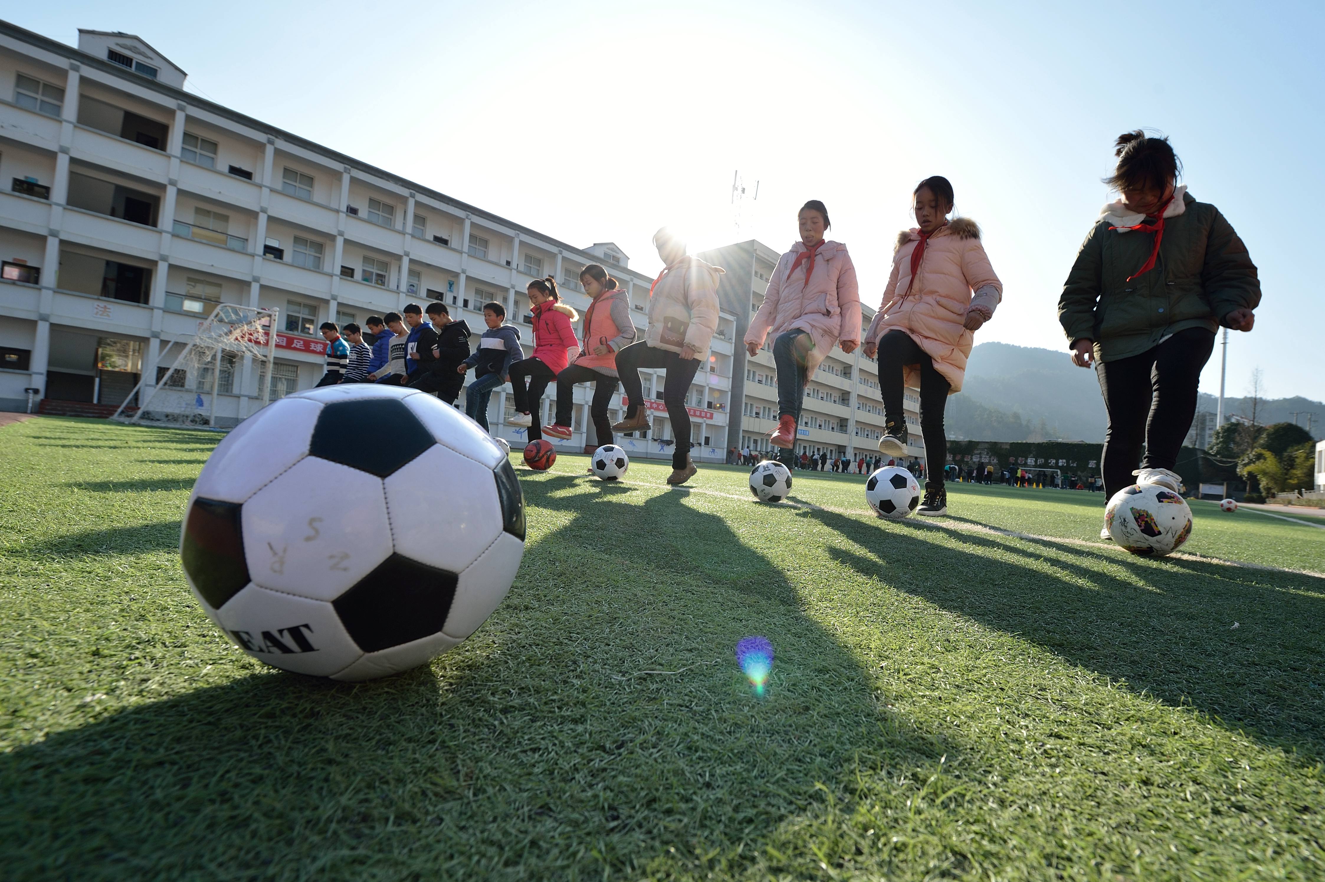 12月18日,湖北省保康县歇马镇中心学校学生在进行基础训练.