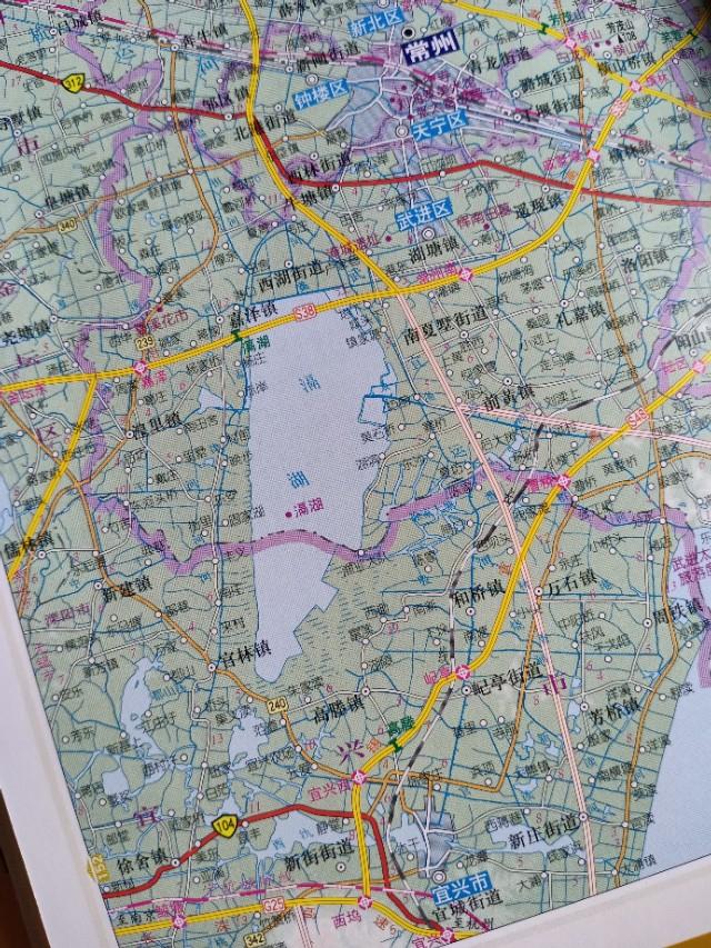 常州市武进区和无锡宜兴市的滆湖,面积166平方公里