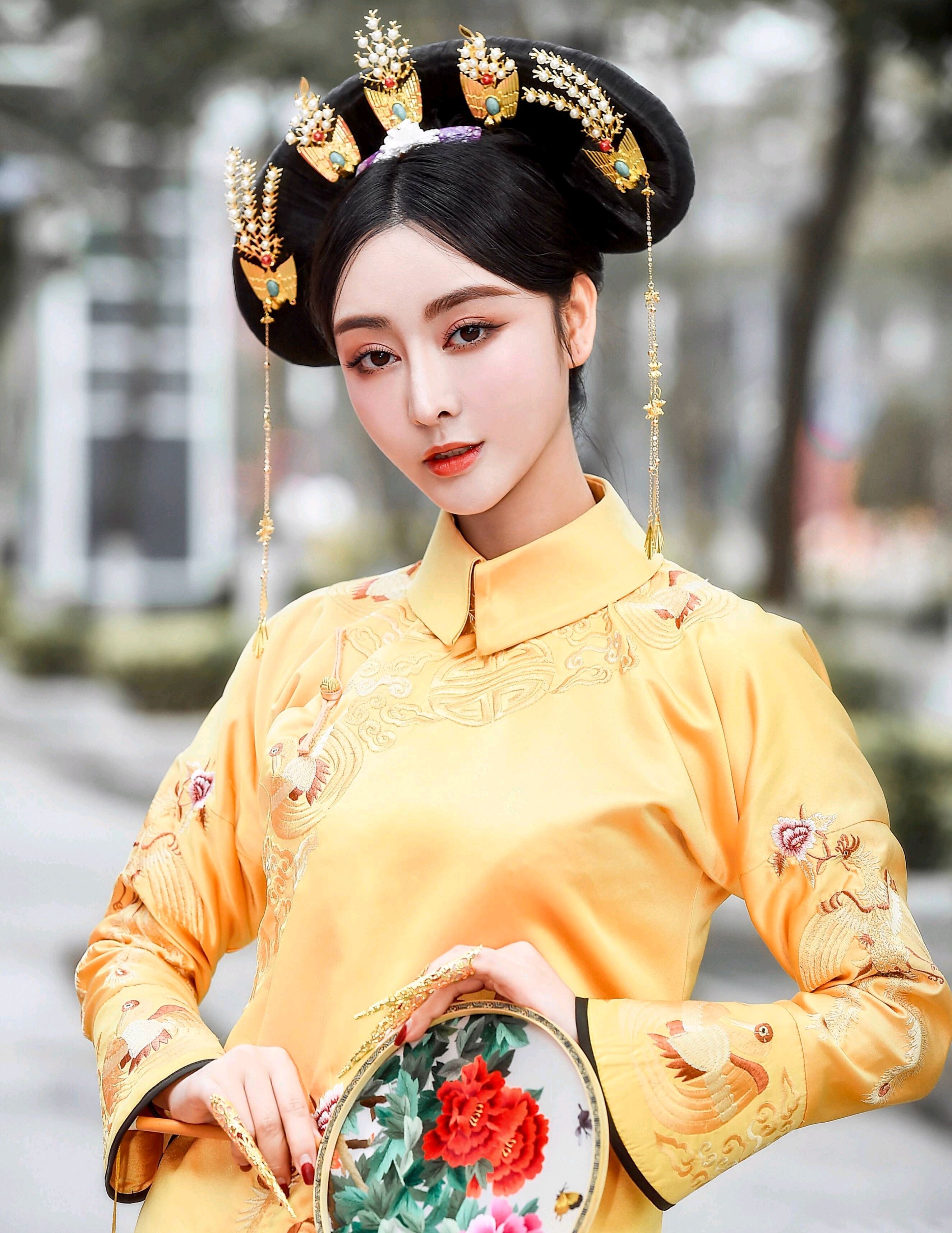 何承熹作为延禧迷粉cosplay秦岚小姐姐 ,网友说看起来还是更像范冰冰!