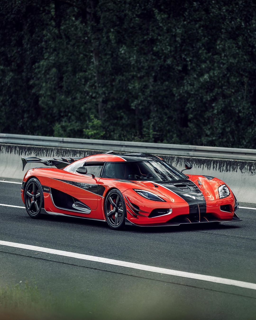 全球限量6辆的柯尼塞格one 1,这个配色非常赞!