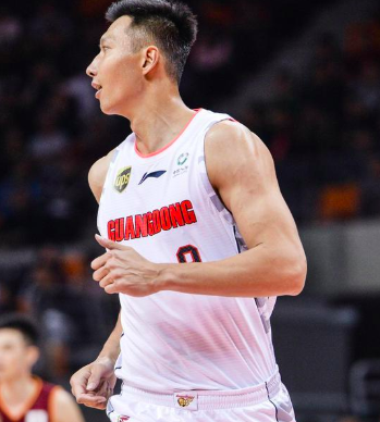 易建联一个赛季迎来第二座里程碑——cba篮板王的传奇在路上