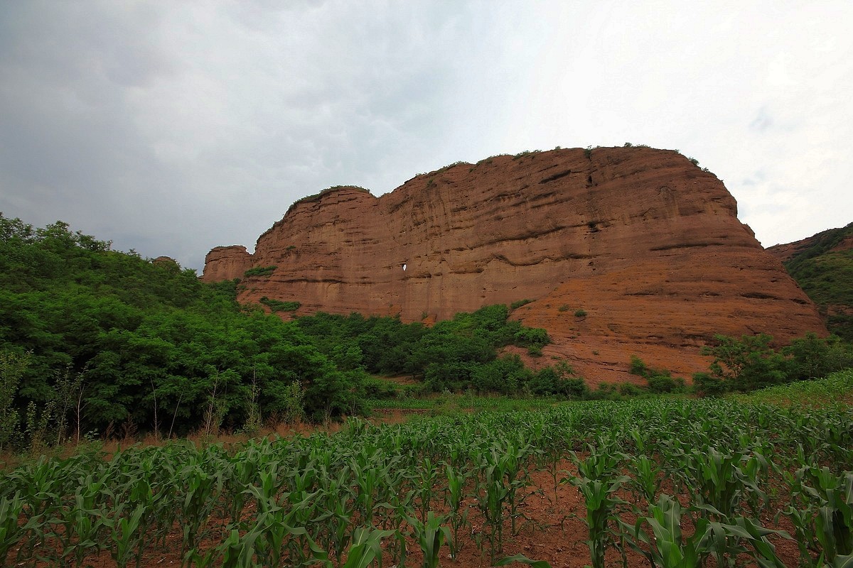 夹墙山位于承德市郊红石砬沟桥东4公里.