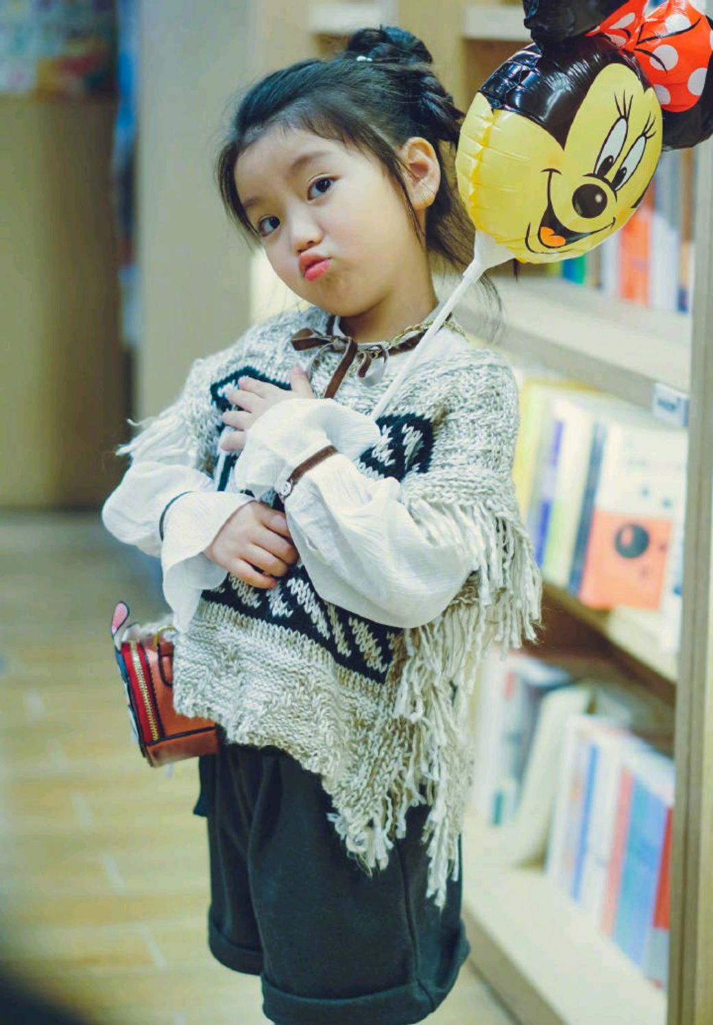 阿拉蕾崔雅涵晒美图,这么可爱的小姑娘,真是人见人爱