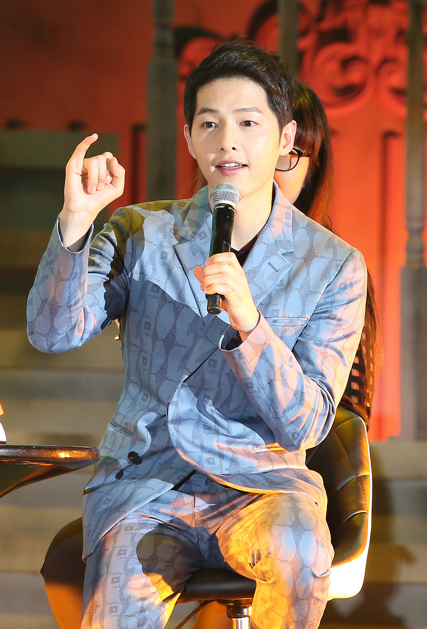 宋仲基,韩国男演员,主持人,代表作品《太阳的后裔》,《文森佐》等.