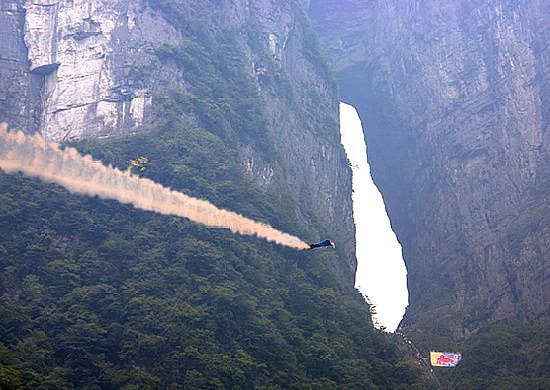 世界奇观,天门霞光,六架飞机穿越山洞,奇观加奇人,神奇