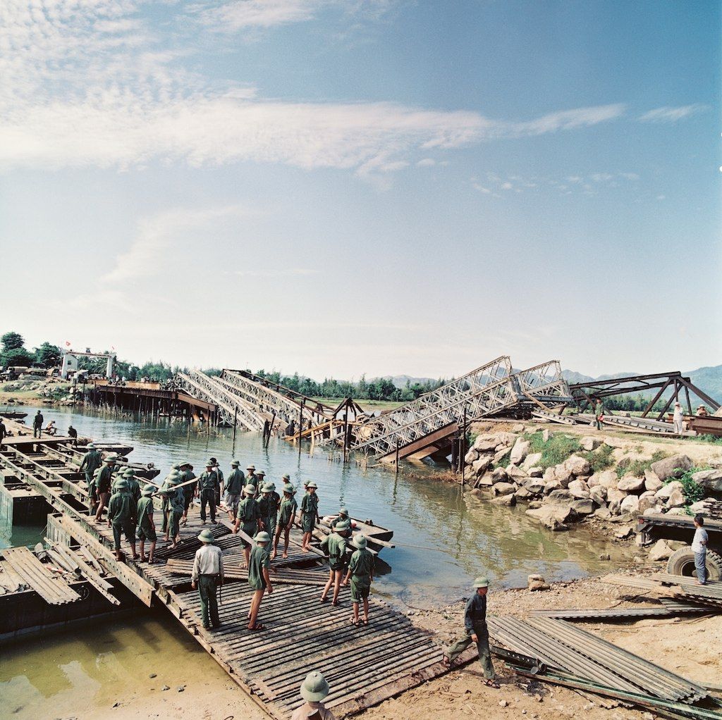 这一张照片是在战争中被摧毁的大桥.