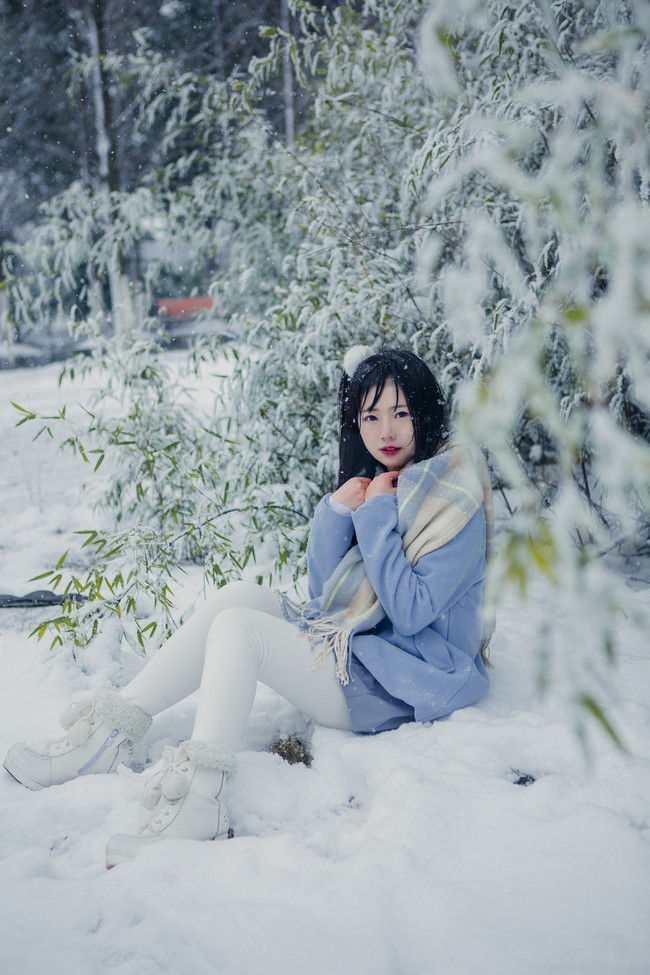 雪地中的小姐姐,白丝美腿比雪还白