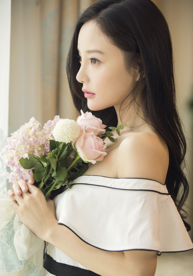 李小璐:身穿白色露肩装性感妩媚,气质高贵优雅迷人