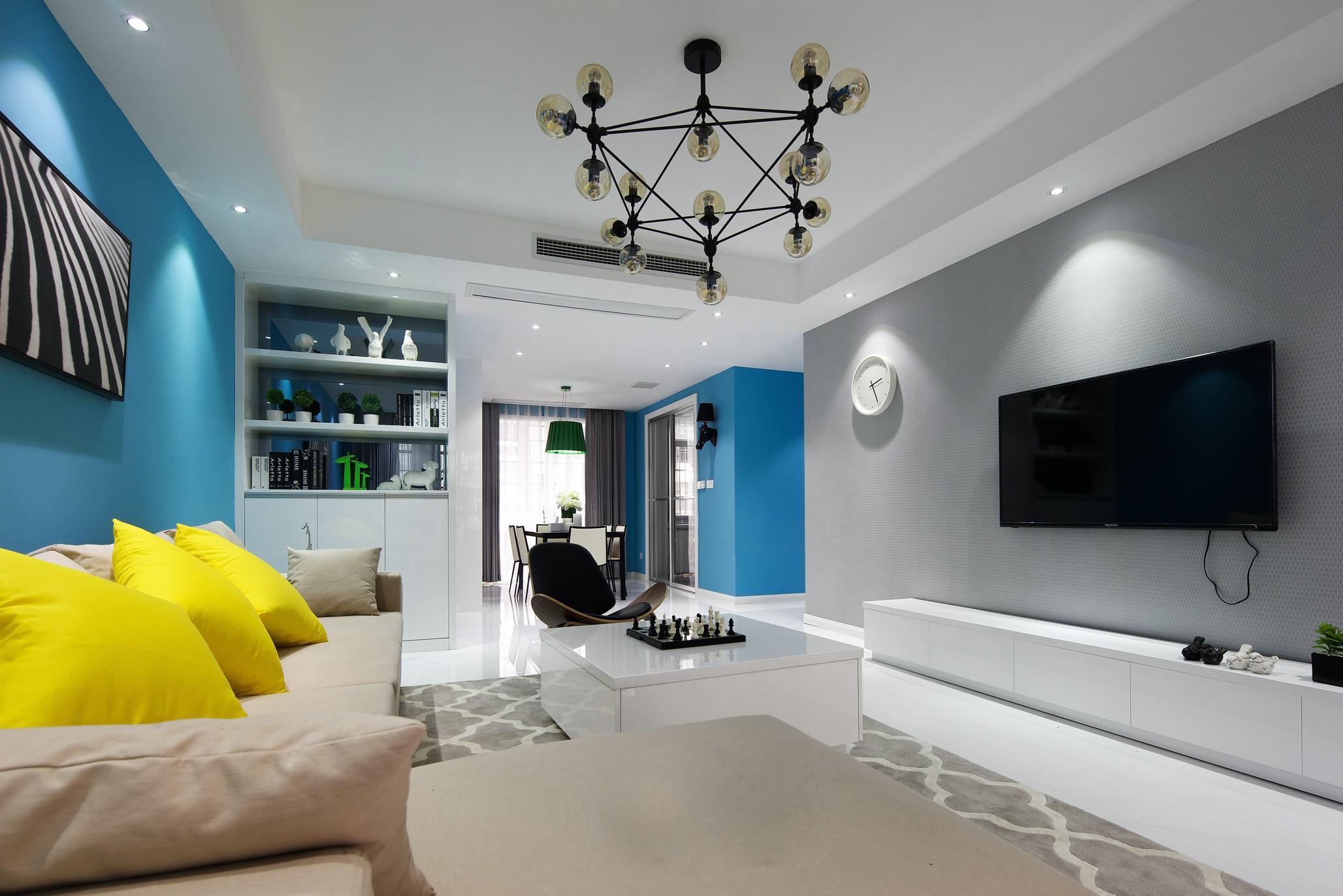 灰色的电视墙基础搭配大跳跃的蓝色,端庄大气不失情趣