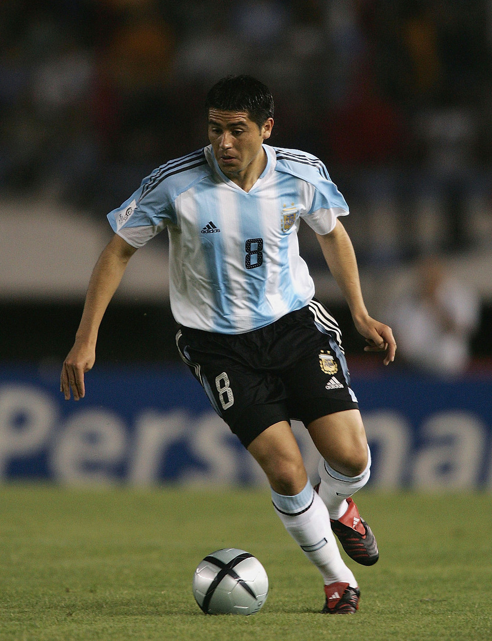 梅西代表阿根廷传奇队,他在里克尔梅的告别赛上又攻入一球,全场球迷