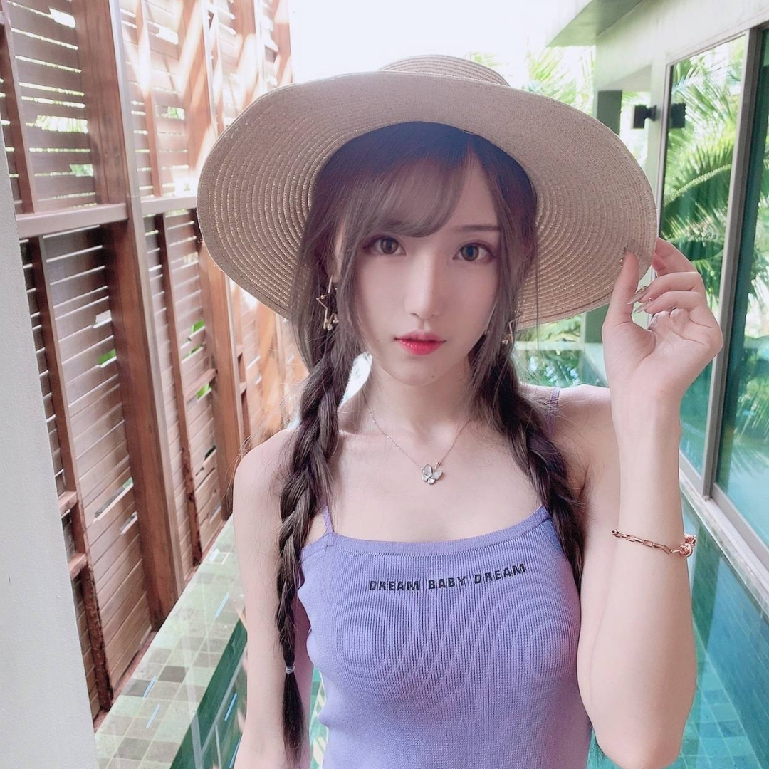 腐团儿cos吊带连衣裙,清新脱俗且温情脉脉,阳光笑容见迷人姿态