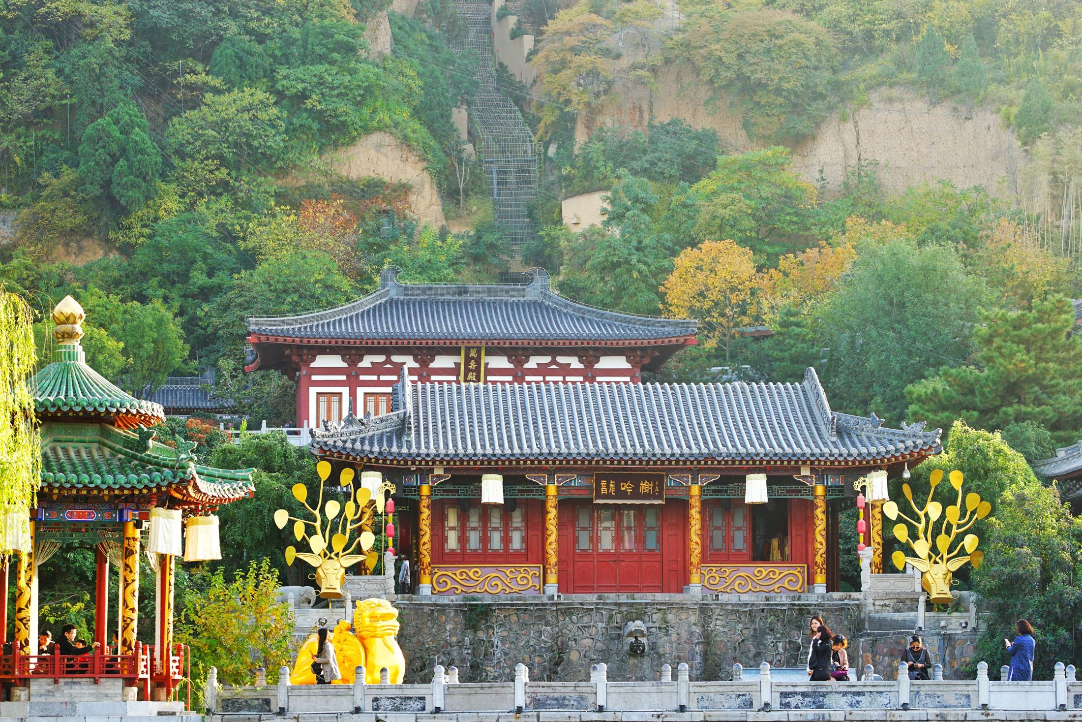 华清宫自古以来就是皇家游览沐浴的胜地,据说曾经是杨贵妃沐浴的地方.