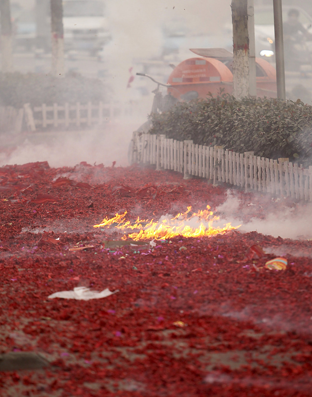 放了一地鞭炮,环卫工人过来扫地,心里很是不满,因为满地鞭炮碎屑要扫
