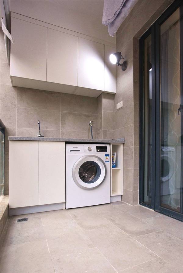 老公在阳台上砌了个"洗衣池",完工后太方便,邻居羡慕极了!