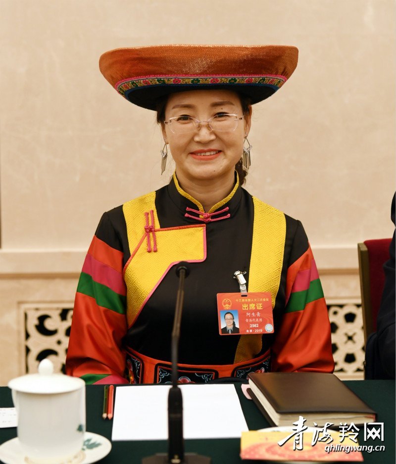 全国人大代表,海东市互助土族自治县高寨镇副镇长阿生青喜看班彦村的