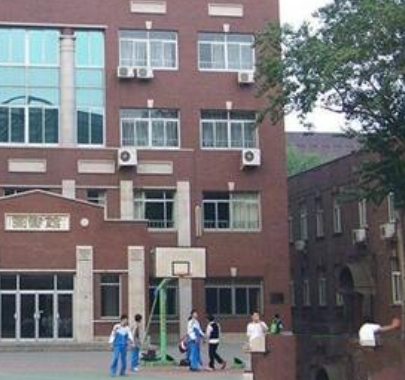 1,耀华嘉诚国际中学,学费:11000/学年,点评:师资硬件都很强劲,竞争力