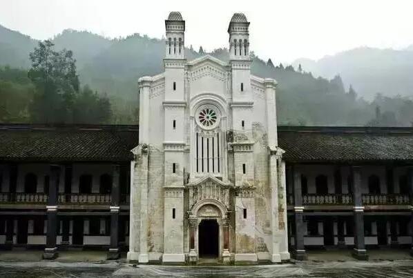 化带着圣经和他法国式的浪漫来到了白鹿镇,依山傍水选址建造修道院