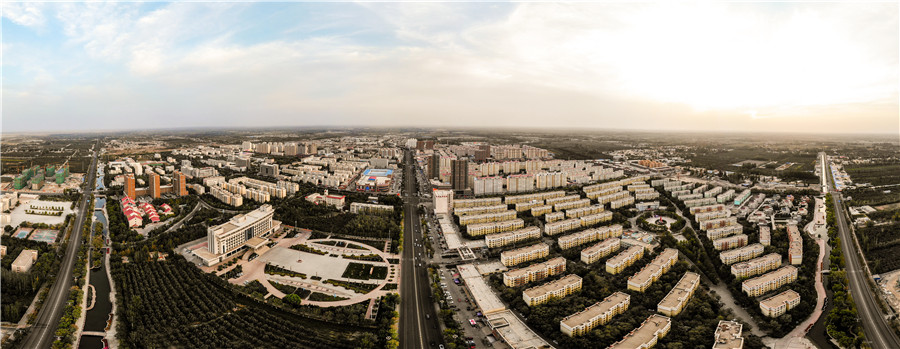 新疆首个县域"煤改电"供暖建成区——蓝天白云下的尉犁显得靓丽迷人.