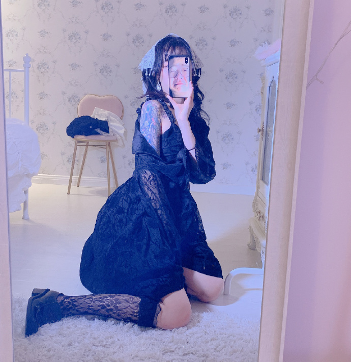 李诞老婆有多美?穿黑色蕾丝裙和"少女袜"美到犯规,满满少女感