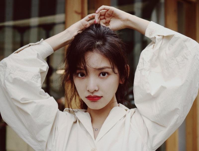 章若楠头发凌乱,却意外乖巧可爱,网友:最美初恋脸!