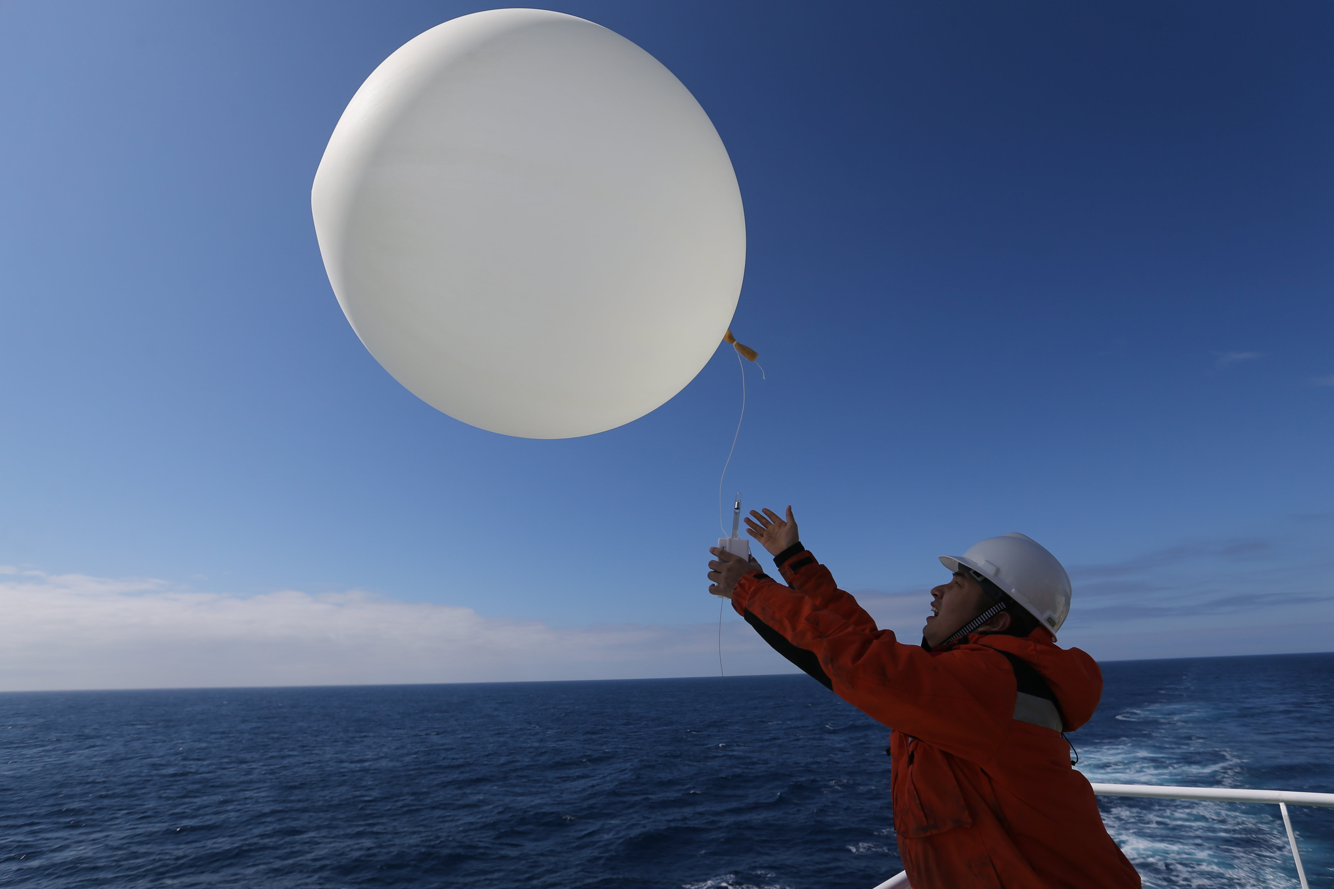 雪龙2号释放首个探空气球(1)