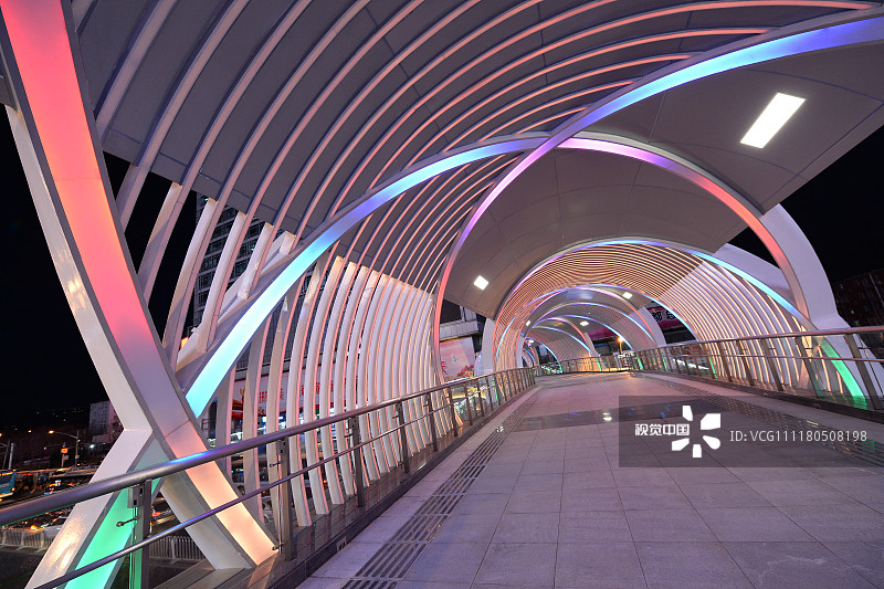 北京:中关村大街现双螺旋时空隧道 天桥灯光璀璨夜景美如画