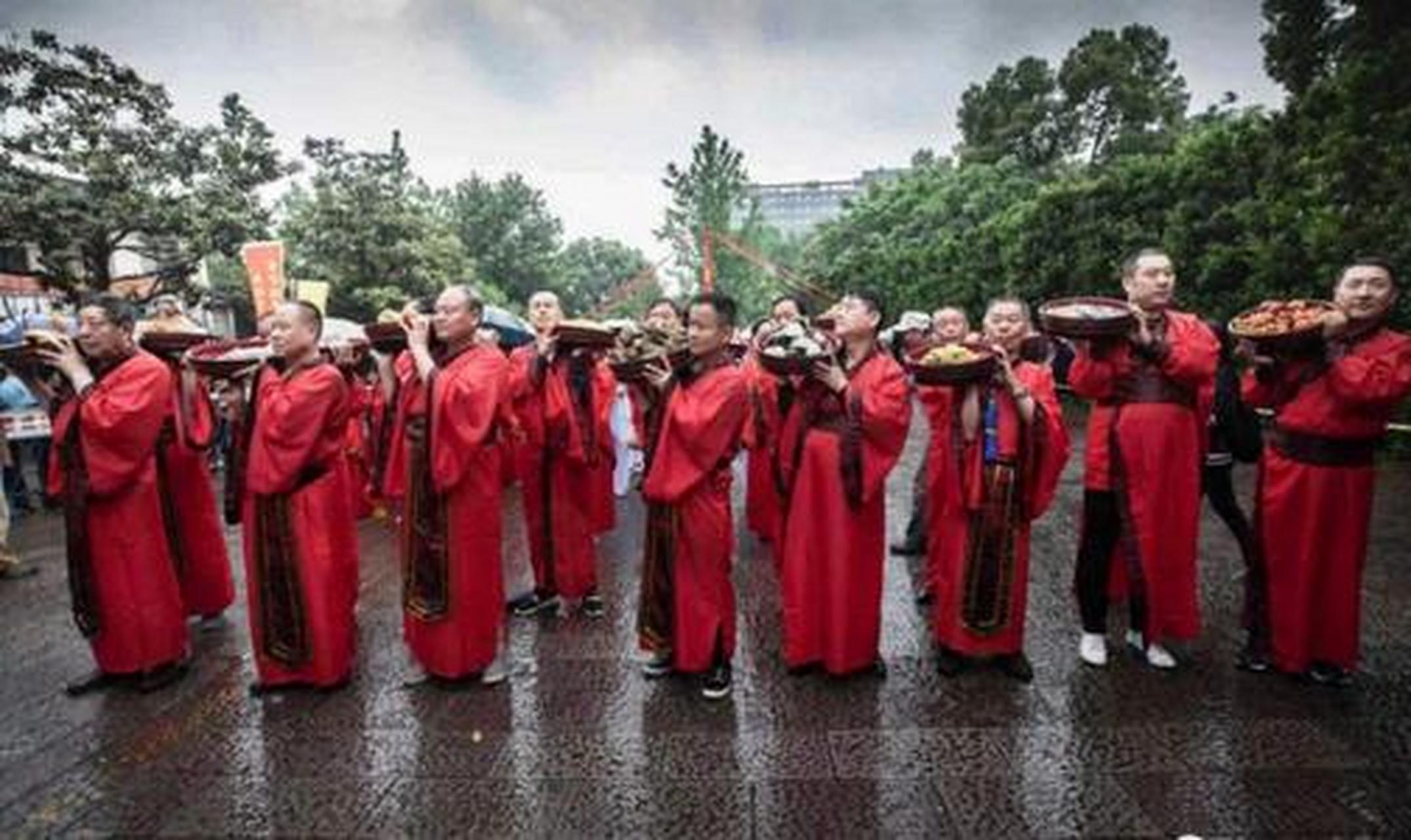 古人认为,夏季是阳气高涨的时节,迎夏与度夏是夏季时令信仰与仪式的