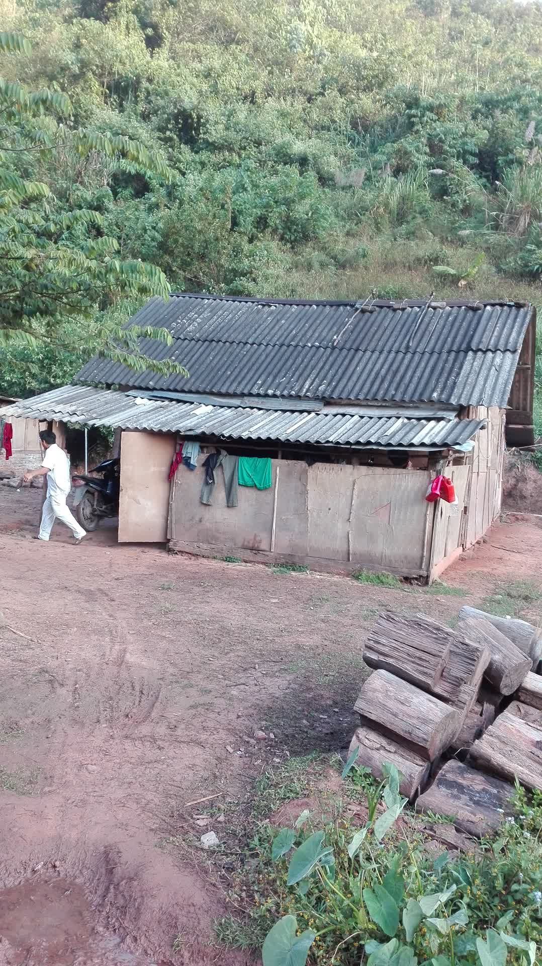 居住在最原始传统的磨丁古寨的老挝人的真实生活画面