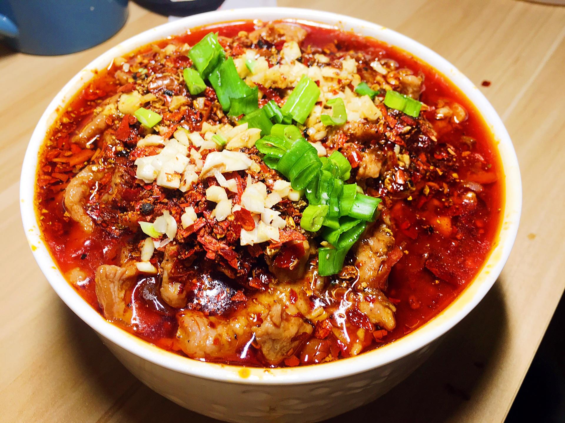 教你做一道家常菜——水煮肉片,肉片鲜嫩麻辣,做法也超简单