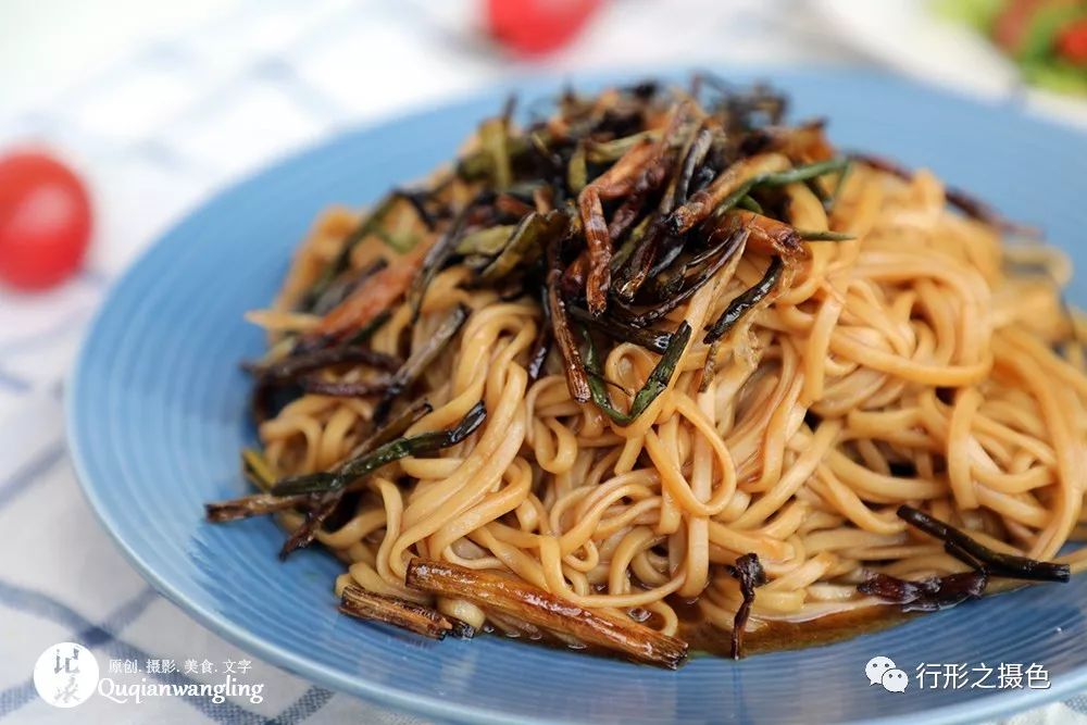 正宗葱油拌面葱香扑鼻,酱味十足!生活也要小火慢慢煎才有味道