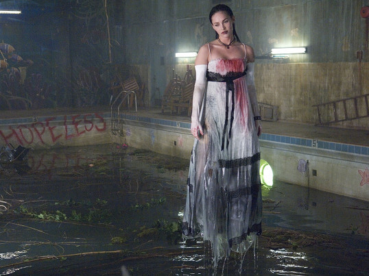 《詹妮弗的肉体》:高中小魔女成为嗜血狂人,展示了致命的诱惑!