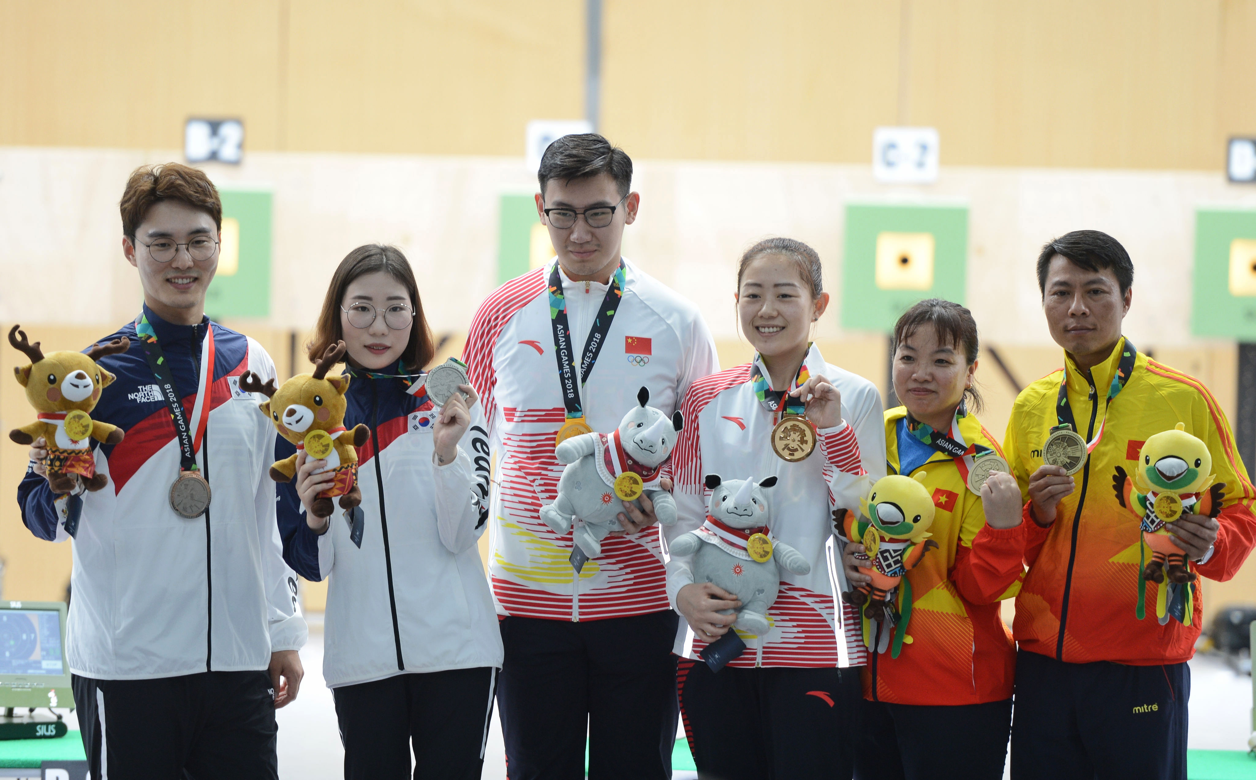 射击——10米气手枪混合团体赛颁奖仪式举行(2)