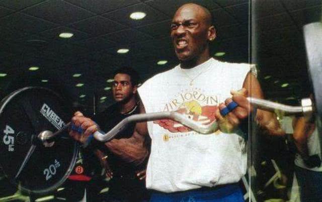 联盟球员中的"卧推王",詹姆斯垫底,榜首无人能敌!