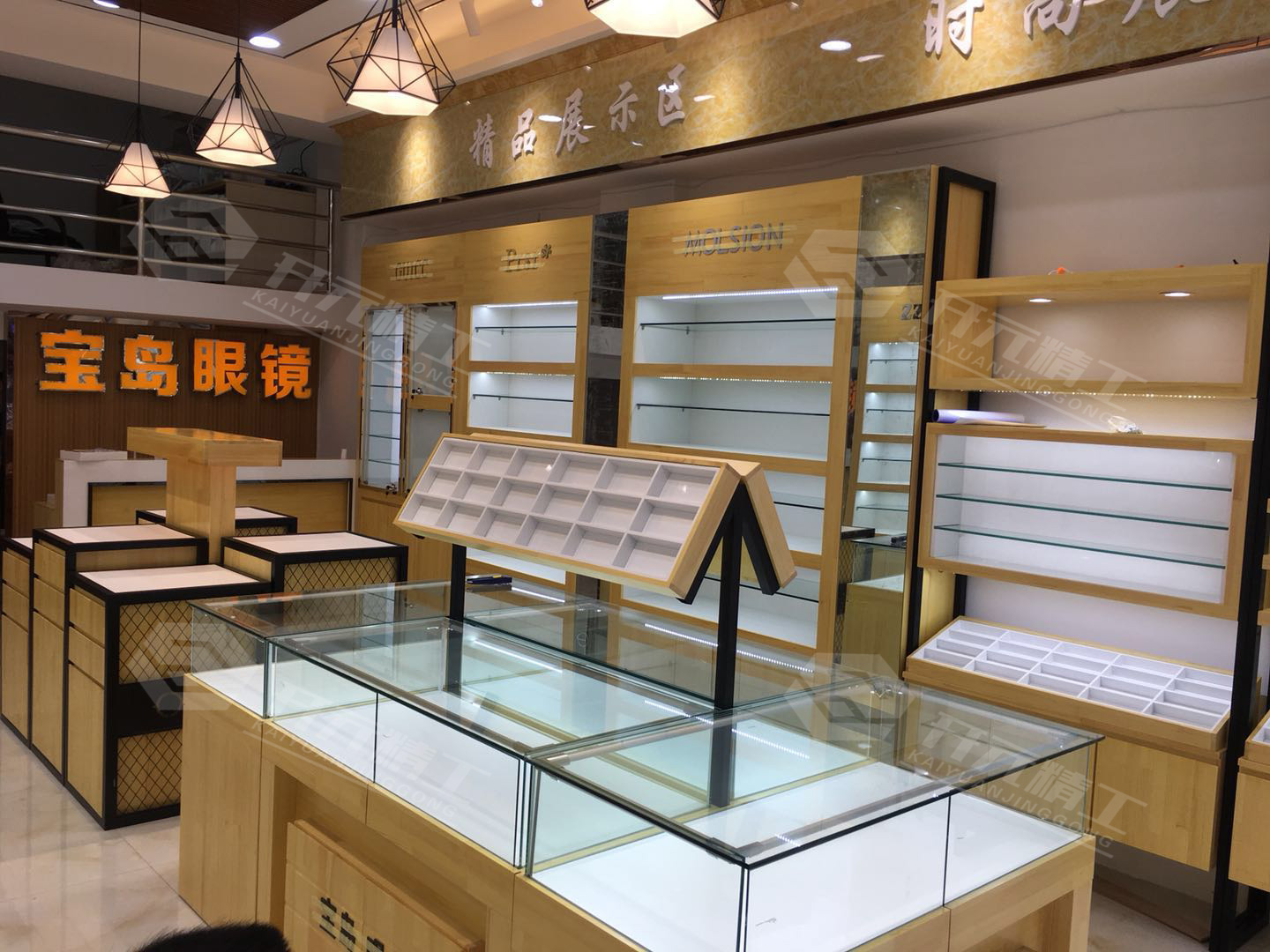 环岛柜,特殊的样式展示眼镜