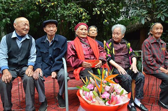 六世同堂!双流百岁老人过118岁生日,90个儿孙来贺寿