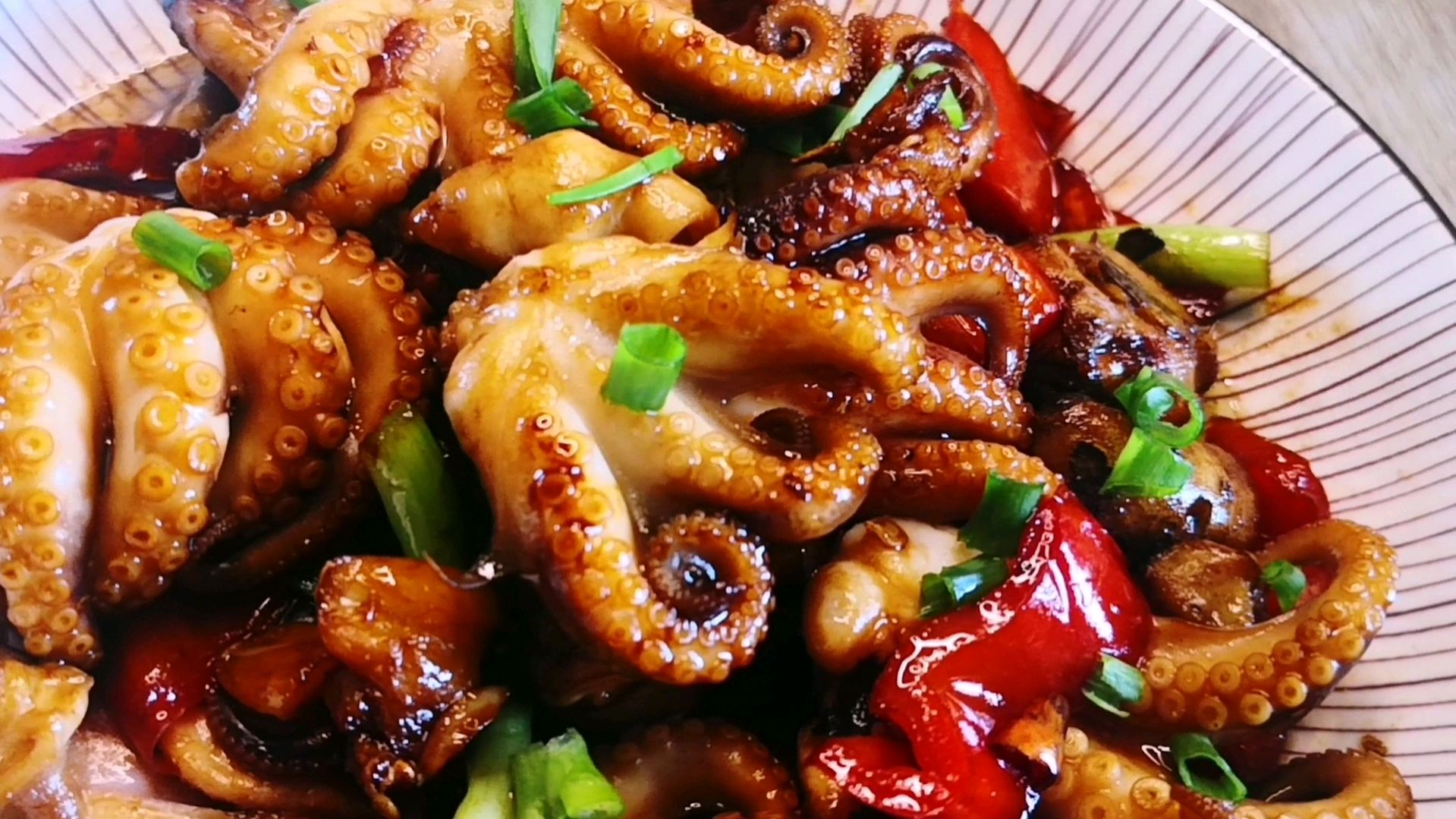 酱爆八爪鱼最家常的做法,酱香多汁,鲜香脆嫩,一口一个好过瘾